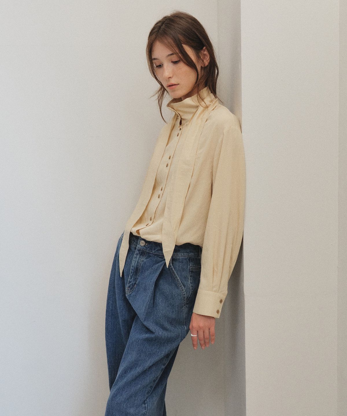 올리브 데 올리브(OLIVE DES OLIVE) 배색 단추 스카프 장식 블라우스 OW6AB8010