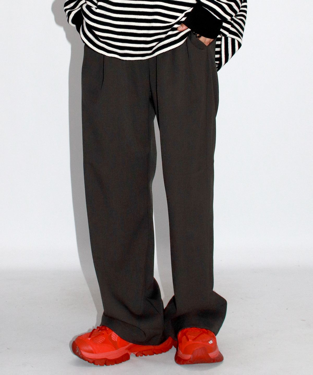 드마크(DEMARC) M solid straight-fit semi-wide pants - Charcoal