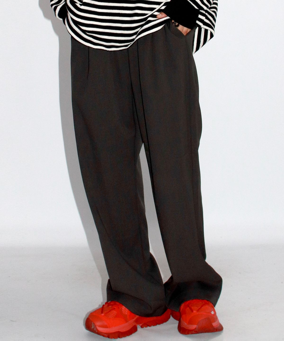 드마크(DEMARC) M solid straight-fit semi-wide pants - Charcoal