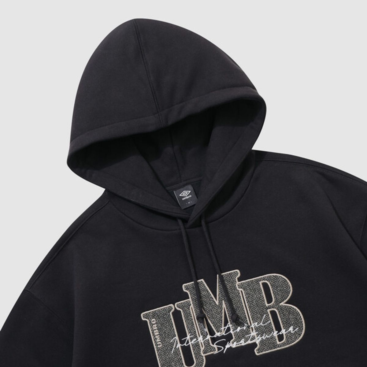 엄브로(UMBRO) 기모 아플리케 후드 티셔츠 블랙 UR421CHDO4