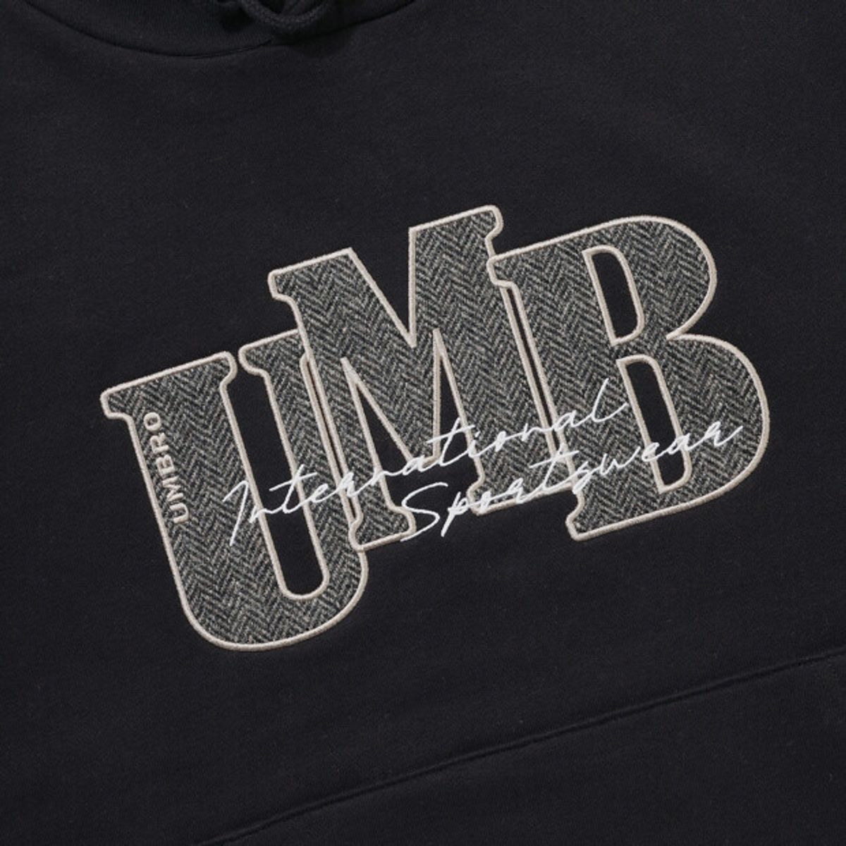 엄브로(UMBRO) 기모 아플리케 후드 티셔츠 블랙 UR421CHDO4