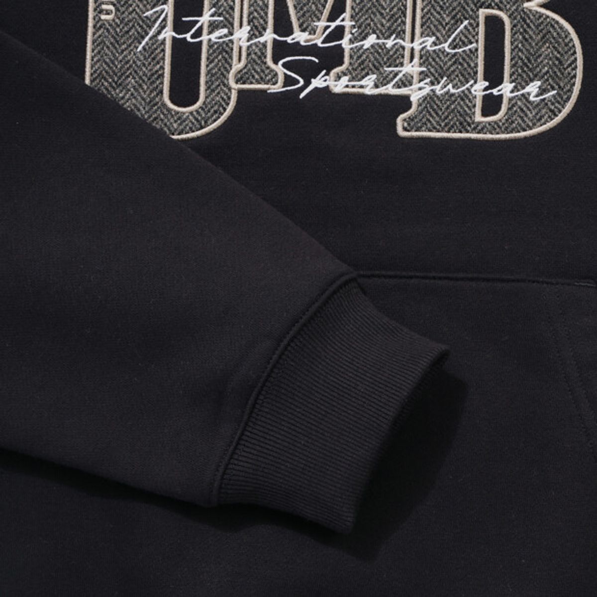 엄브로(UMBRO) 기모 아플리케 후드 티셔츠 블랙 UR421CHDO4