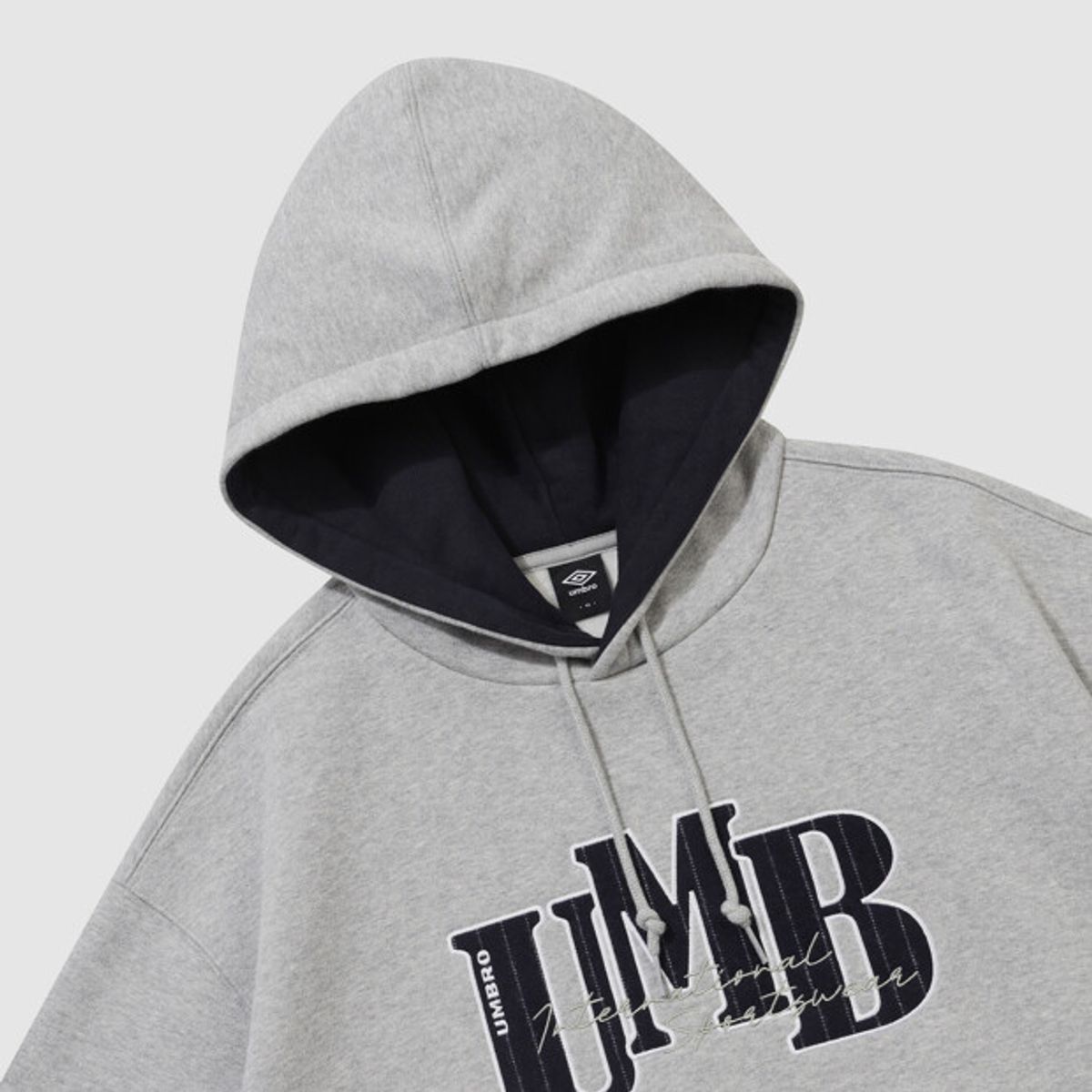 엄브로(UMBRO) 기모 아플리케 후드 티셔츠 멜란지 그레이 UR421CHDO4