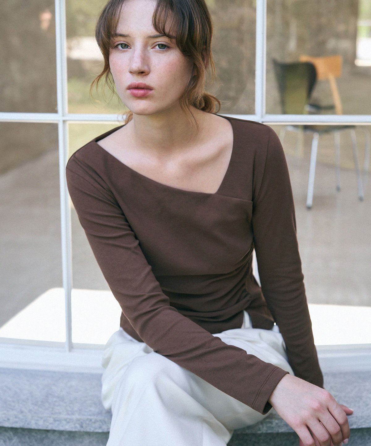드로우핏 우먼(DRAWFIT WOMEN) 커브 셔링 턱 롱 슬리브 티셔츠 [WHITE]