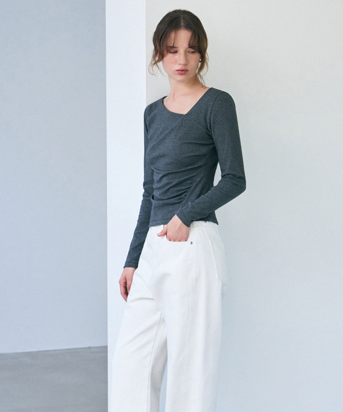 드로우핏 우먼(DRAWFIT WOMEN) 커브 셔링 턱 롱 슬리브 티셔츠 [WHITE]