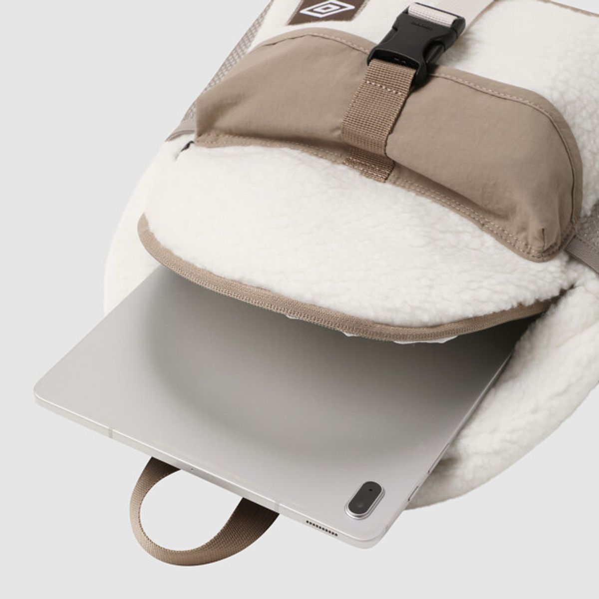 엄브로(UMBRO) 플러피 미니 백팩 (10L) 에크루 UR423CBPO3