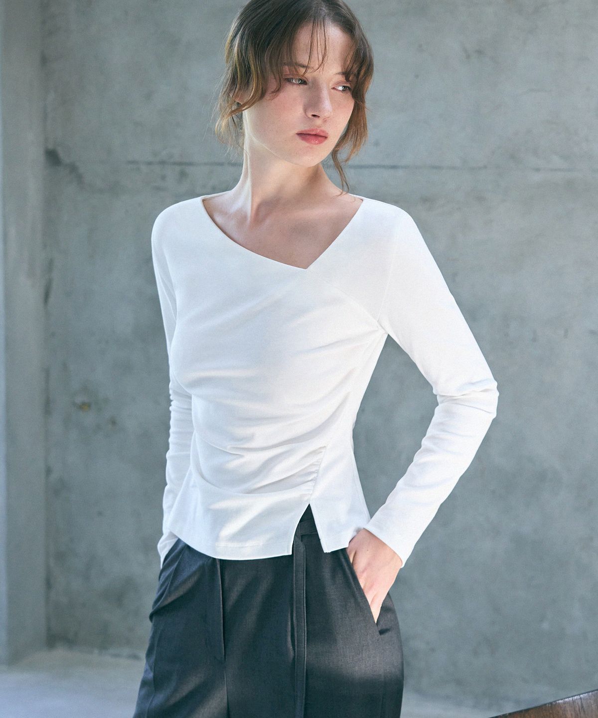 드로우핏 우먼(DRAWFIT WOMEN) 커브 셔링 턱 롱 슬리브 티셔츠 [CHARCOAL]