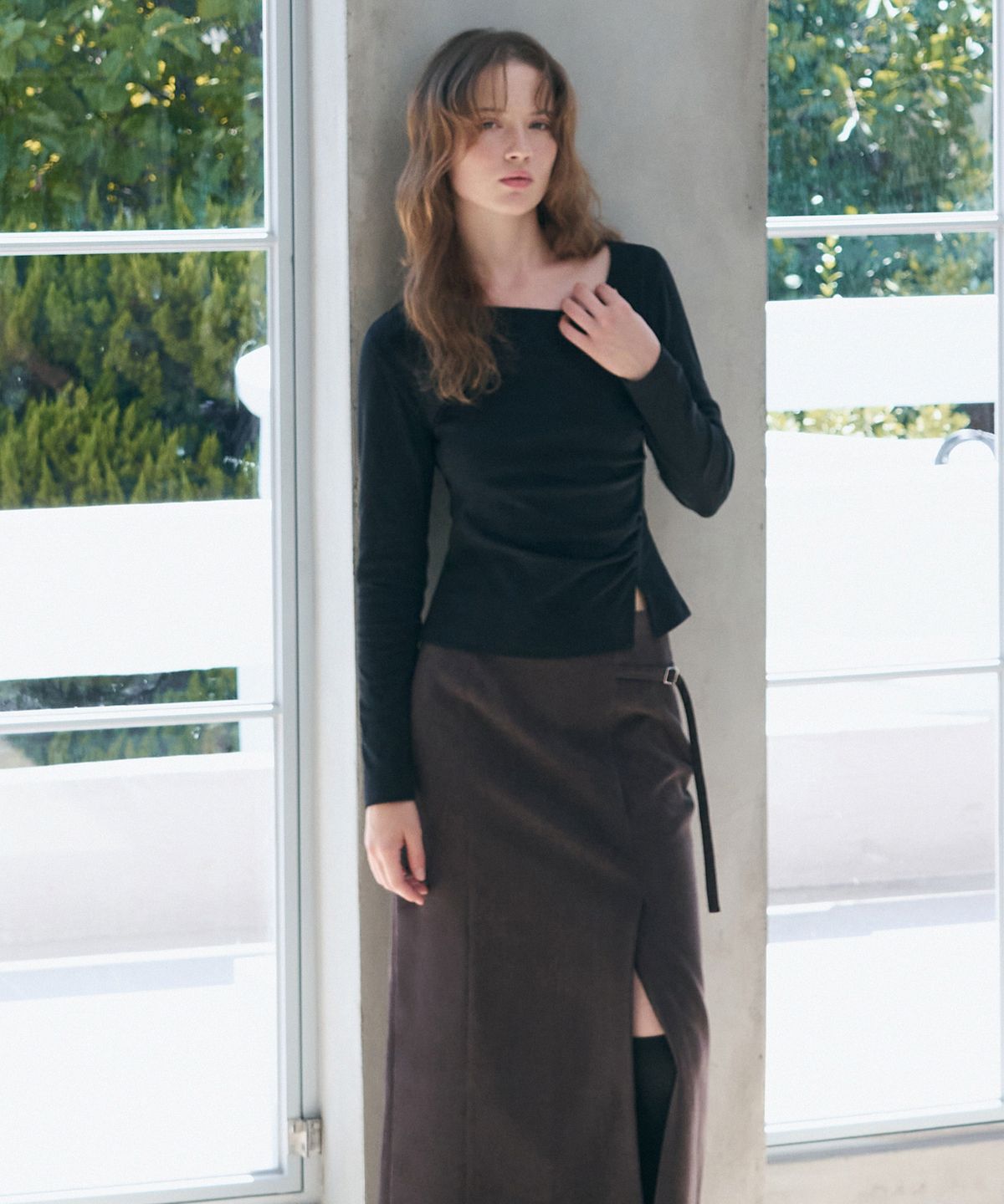드로우핏 우먼(DRAWFIT WOMEN) 커브 셔링 턱 롱 슬리브 티셔츠 [BROWN]