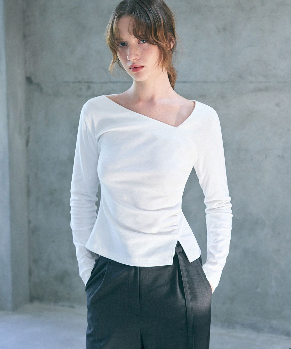 드로우핏 우먼(DRAWFIT WOMEN) 커브 셔링 턱 롱 슬리브 티셔츠 [BROWN]