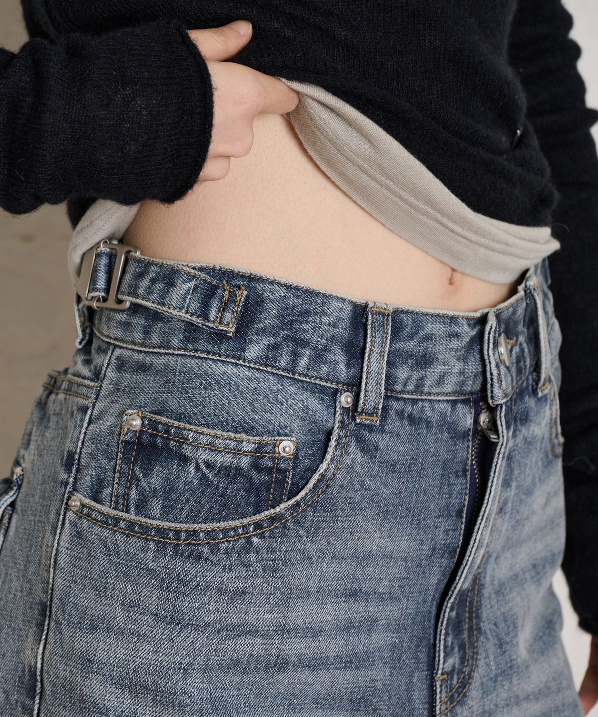 더애틋(THE AÉTUT) Buckle Detail Denim Pants_Grayish Blue