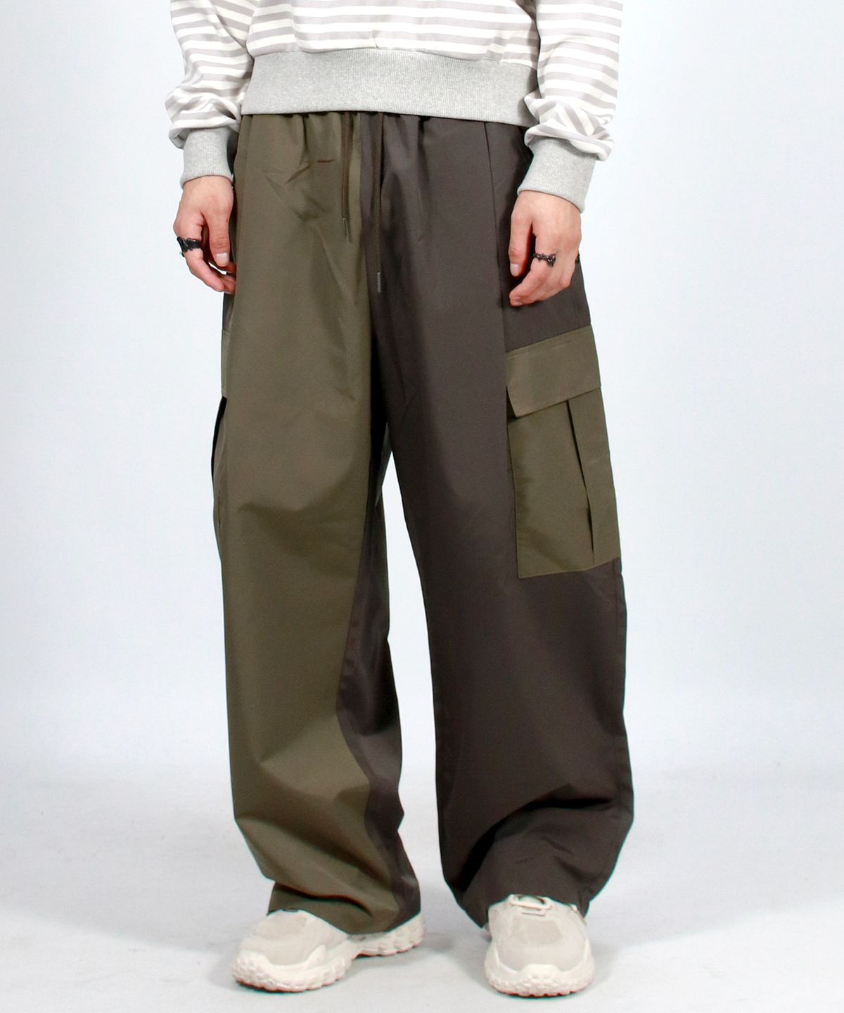 드마크(DEMARC) M Asymmetrical tone on tone Cargo Wide track pants - Khaki