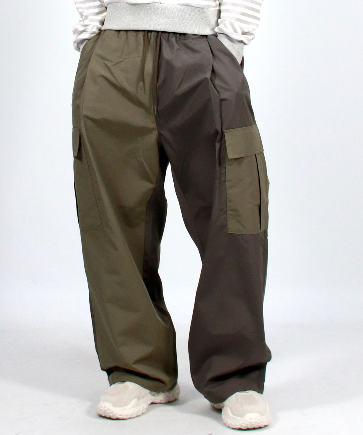 드마크(DEMARC) M Asymmetrical tone on tone Cargo Wide track pants - Khaki