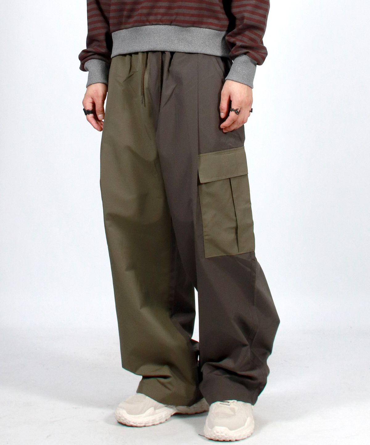 드마크(DEMARC) M Asymmetrical tone on tone Cargo Wide track pants - Khaki