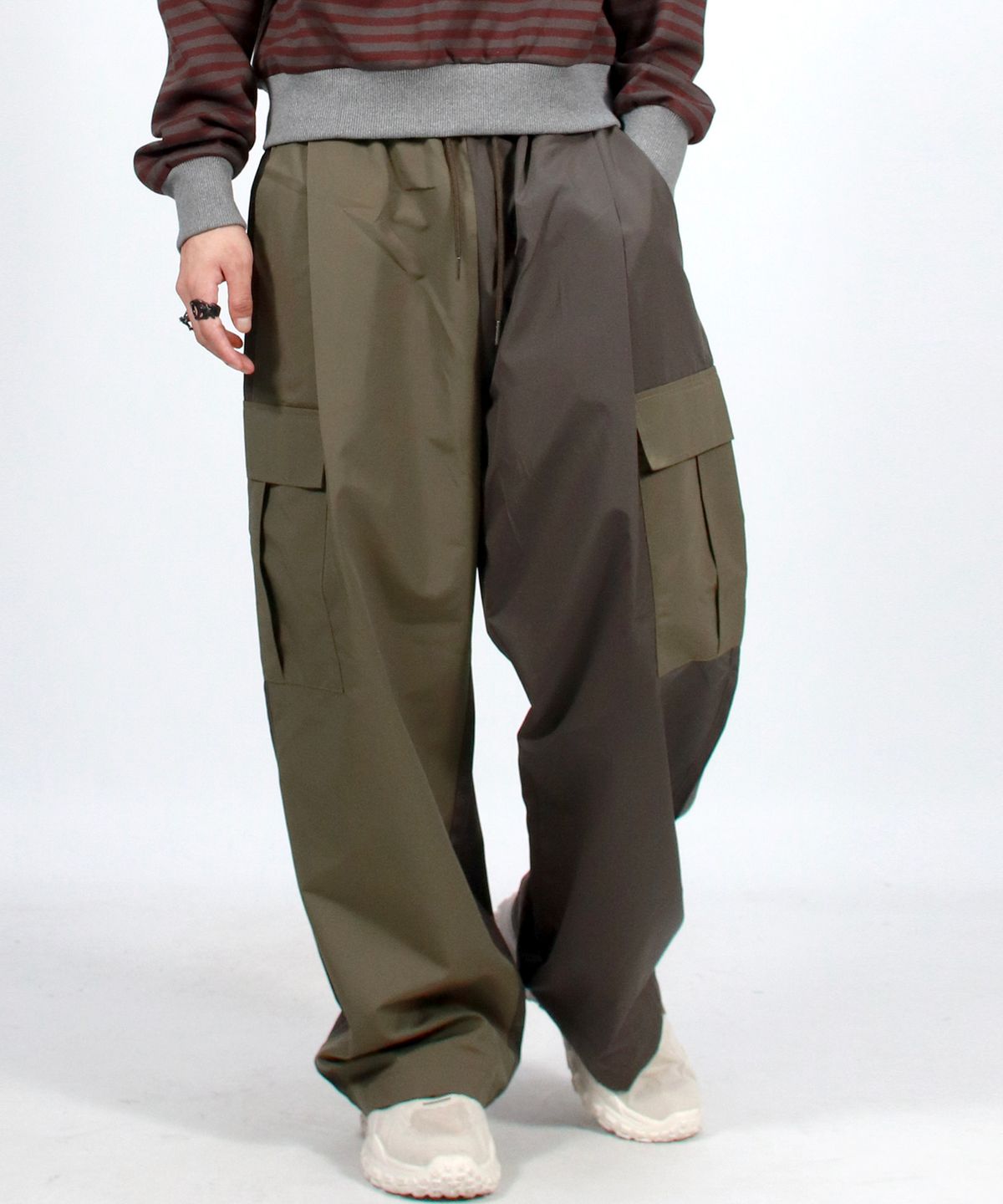 드마크(DEMARC) M Asymmetrical tone on tone Cargo Wide track pants - Khaki