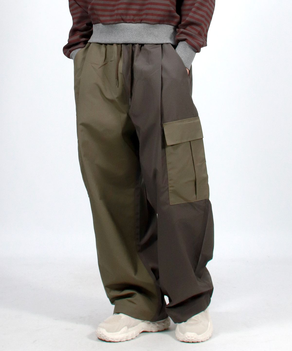 드마크(DEMARC) M Asymmetrical tone on tone Cargo Wide track pants - Khaki