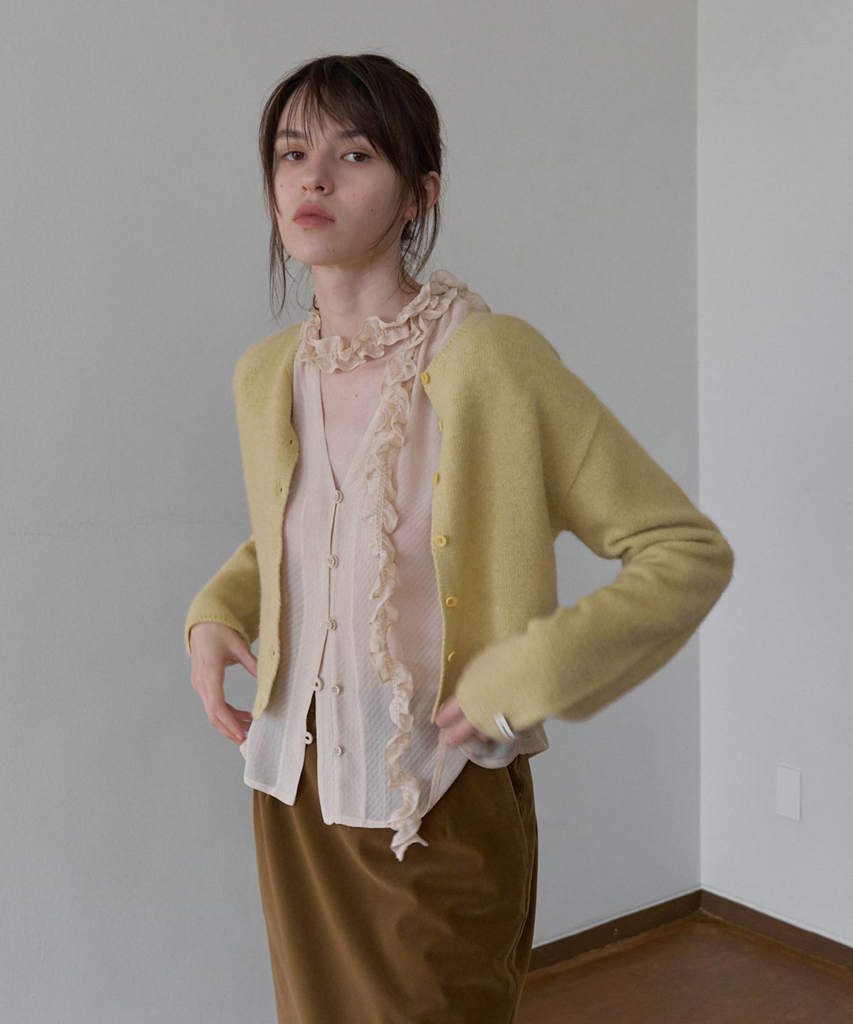 오버듀플레어(OVERDUEFLAIR) RACCOON SEMI-CROP CARDIGAN_BUTTER YELLOW