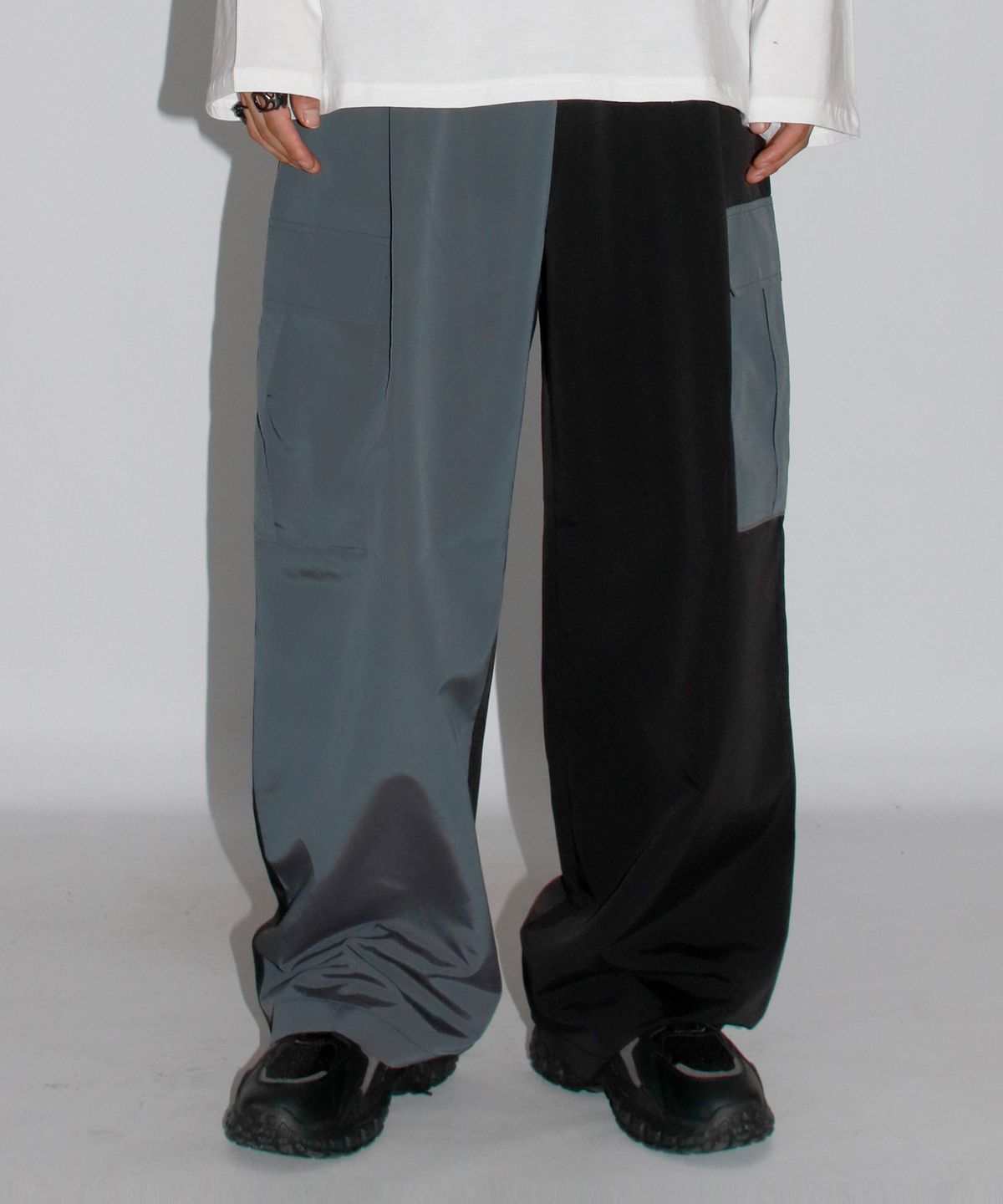 드마크(DEMARC) M Asymmetrical tone on tone Cargo Wide track pants - Charcoal & Black