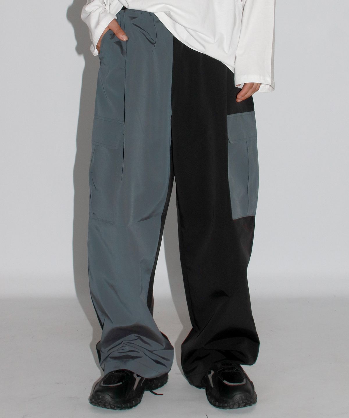 드마크(DEMARC) M Asymmetrical tone on tone Cargo Wide track pants - Charcoal & Black
