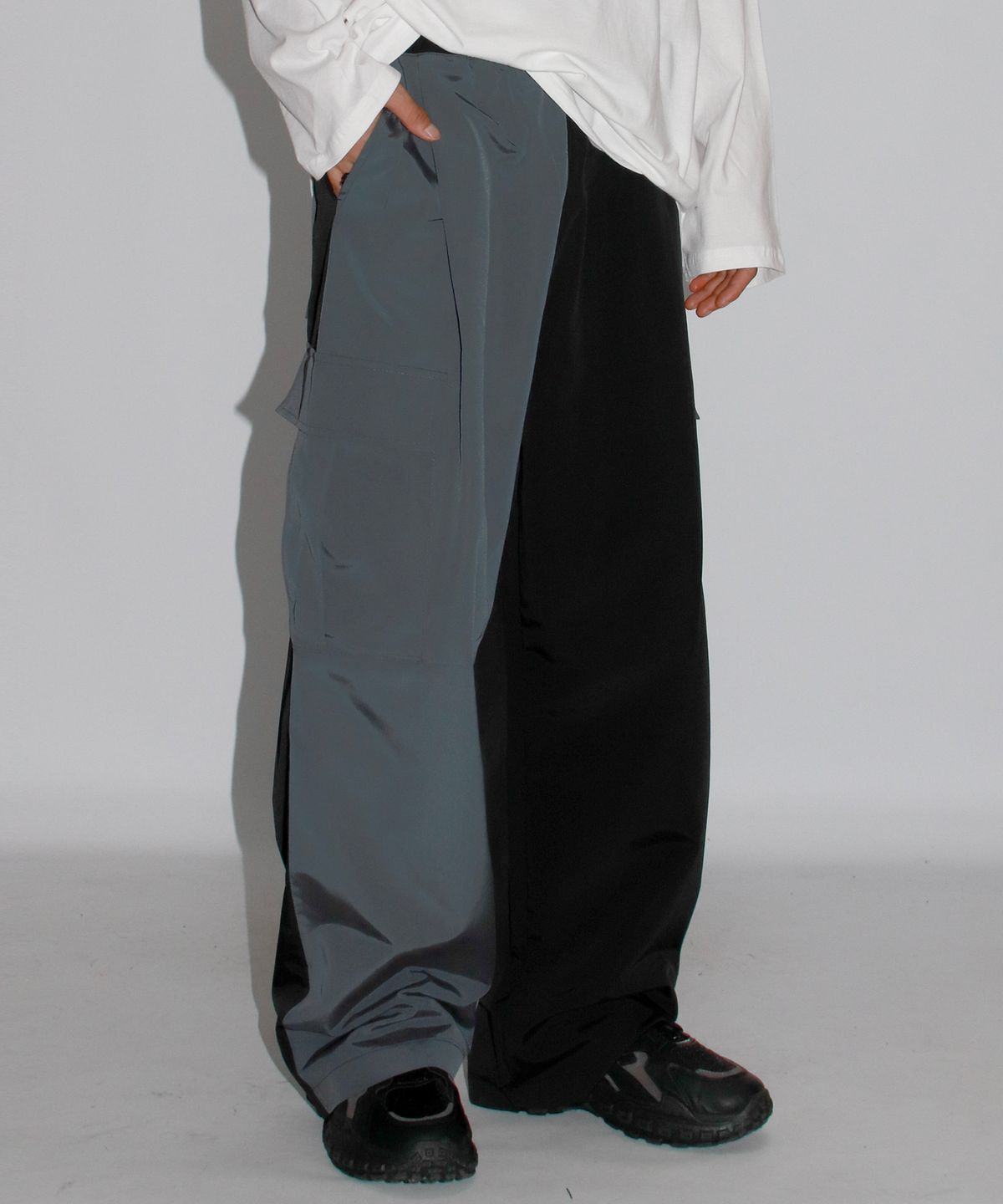 드마크(DEMARC) M Asymmetrical tone on tone Cargo Wide track pants - Charcoal & Black