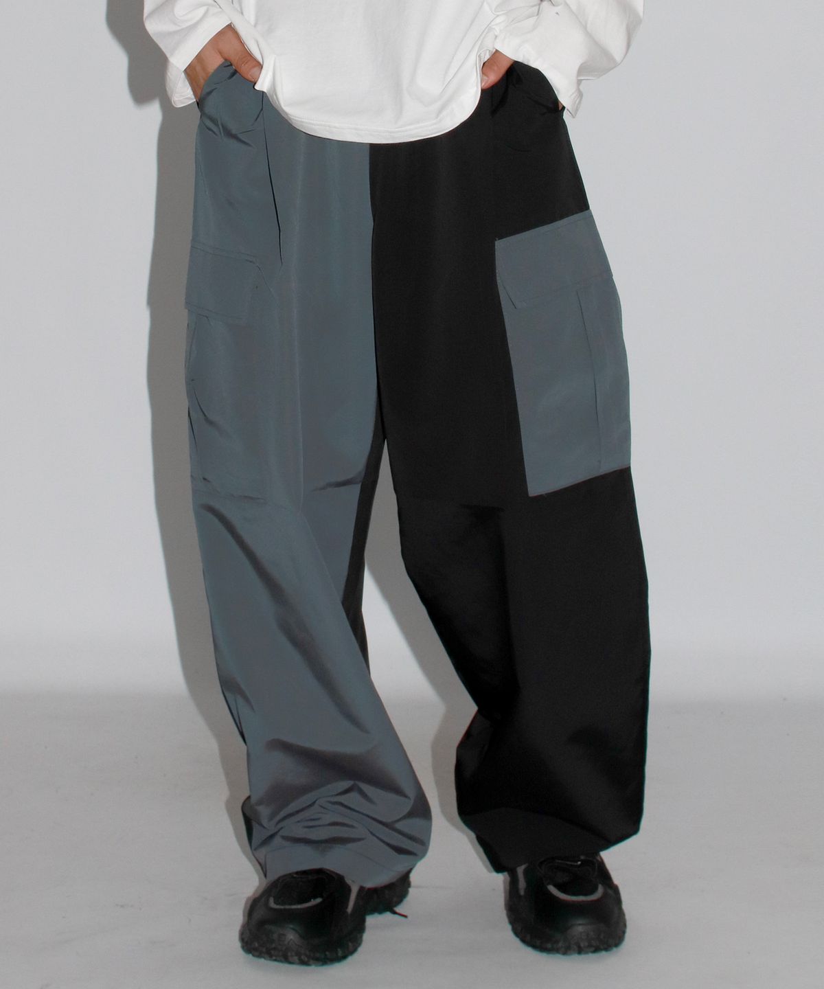 드마크(DEMARC) M Asymmetrical tone on tone Cargo Wide track pants - Charcoal & Black