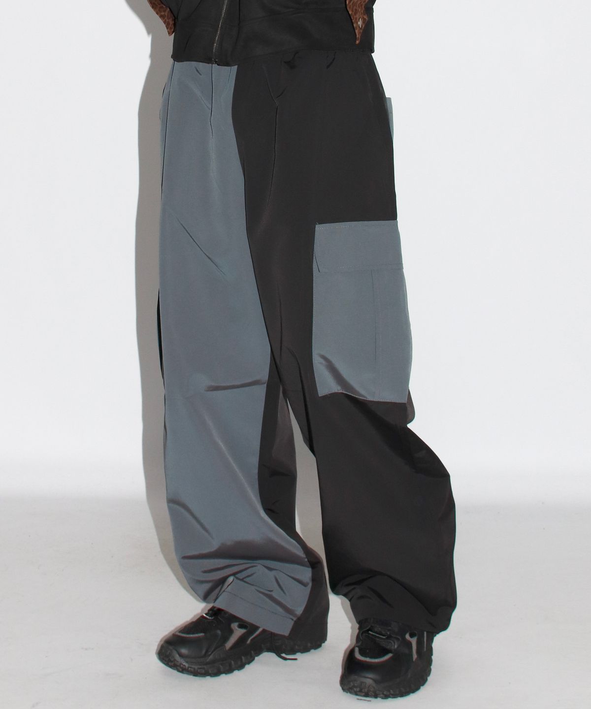 드마크(DEMARC) M Asymmetrical tone on tone Cargo Wide track pants - Charcoal & Black