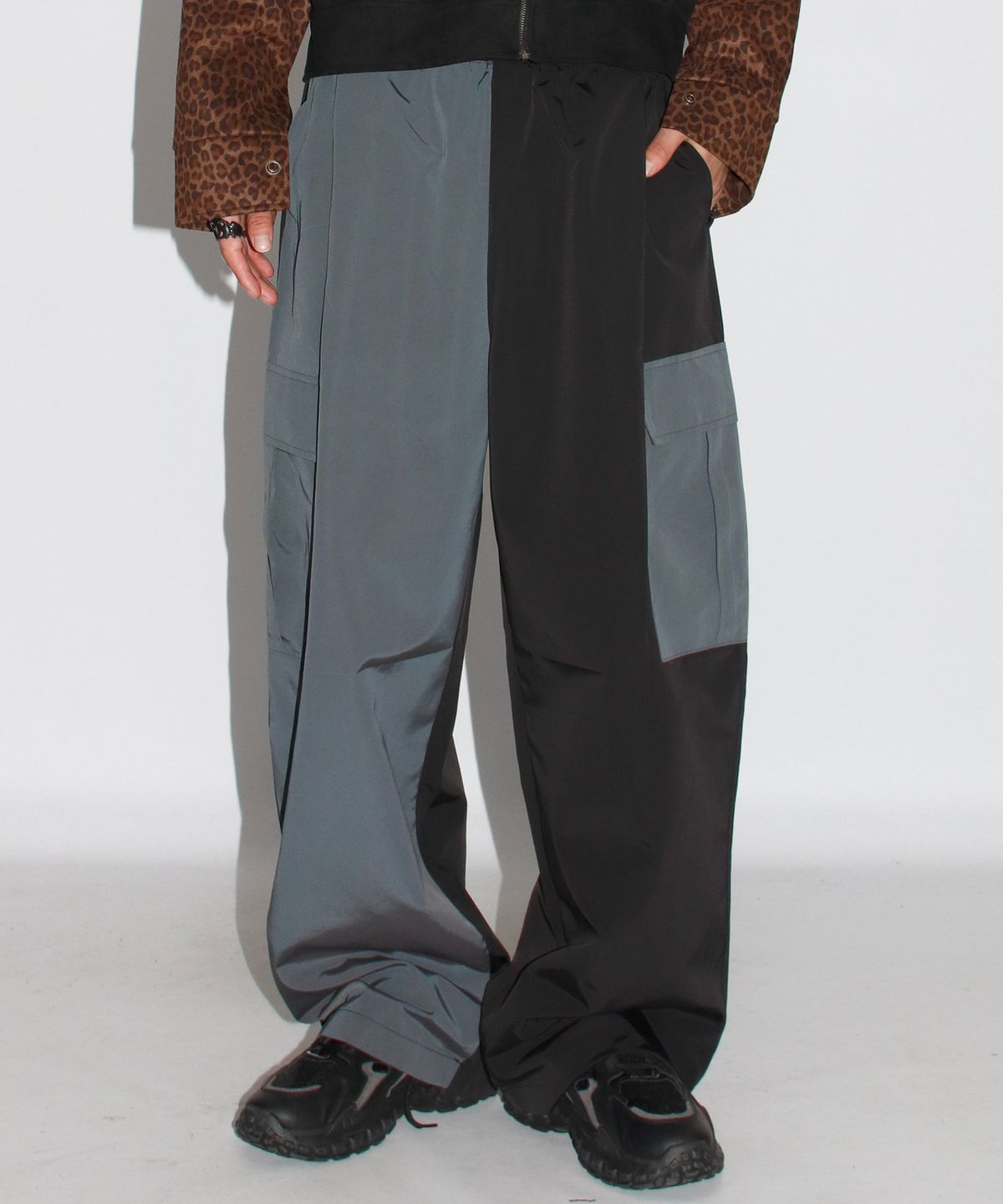 드마크(DEMARC) M Asymmetrical tone on tone Cargo Wide track pants - Charcoal & Black