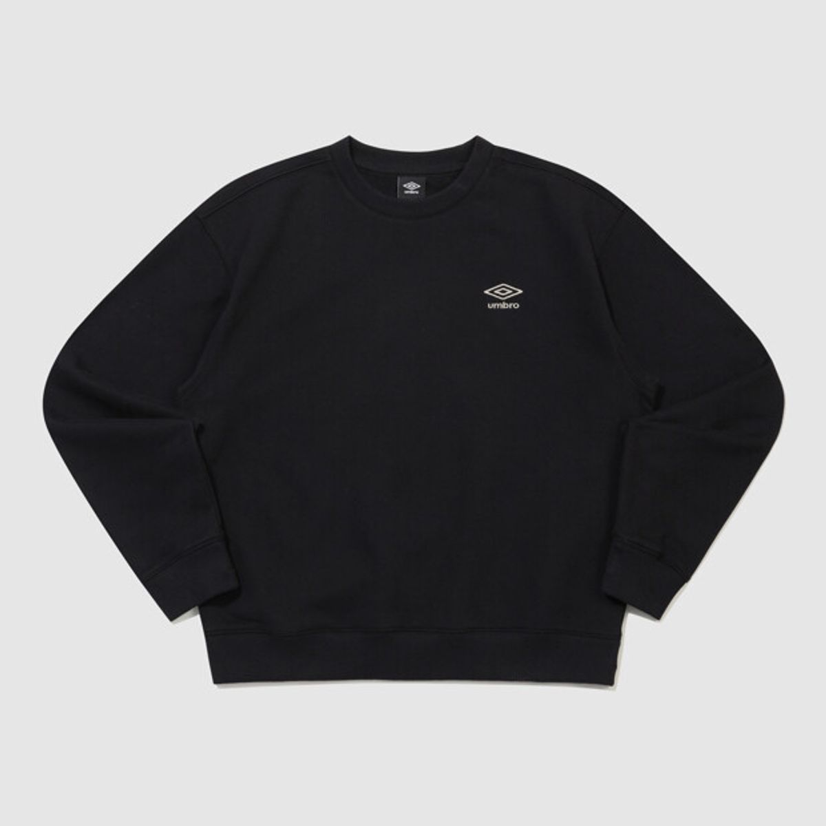 엄브로(UMBRO) 에센셜 기모 스몰로고 맨투맨 블랙 UR423CFSO1