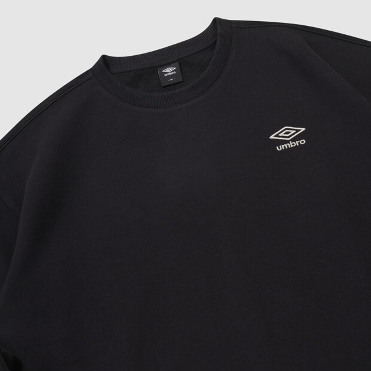 엄브로(UMBRO) 에센셜 기모 스몰로고 맨투맨 블랙 UR423CFSO1