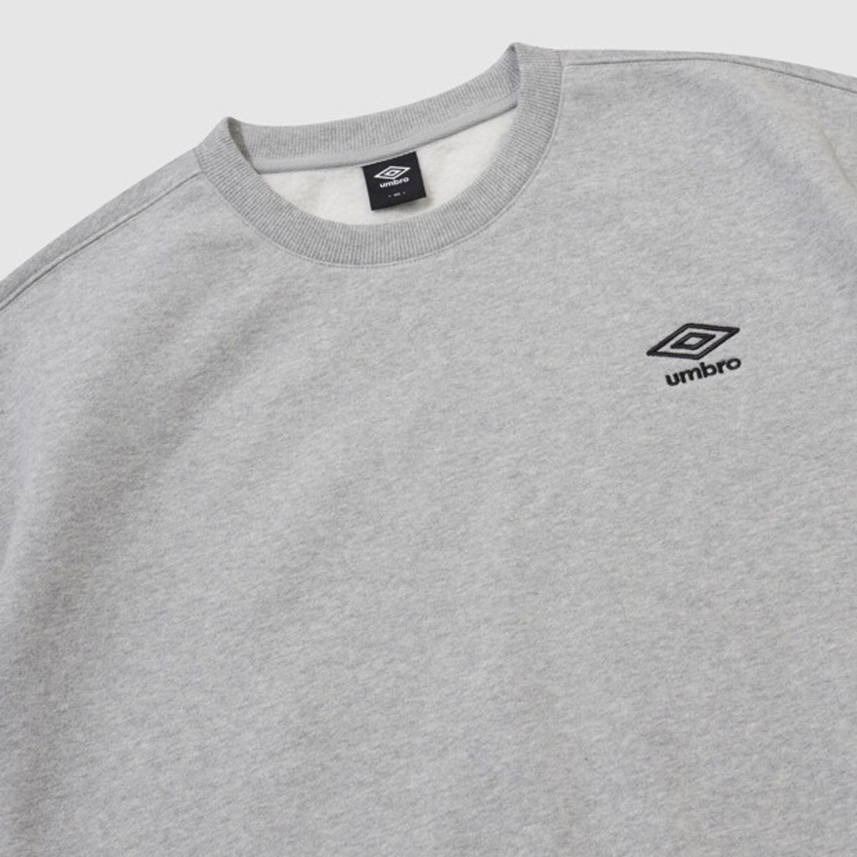 엄브로(UMBRO) 에센셜 기모 스몰로고 맨투맨 그레이 UR423CFSO1