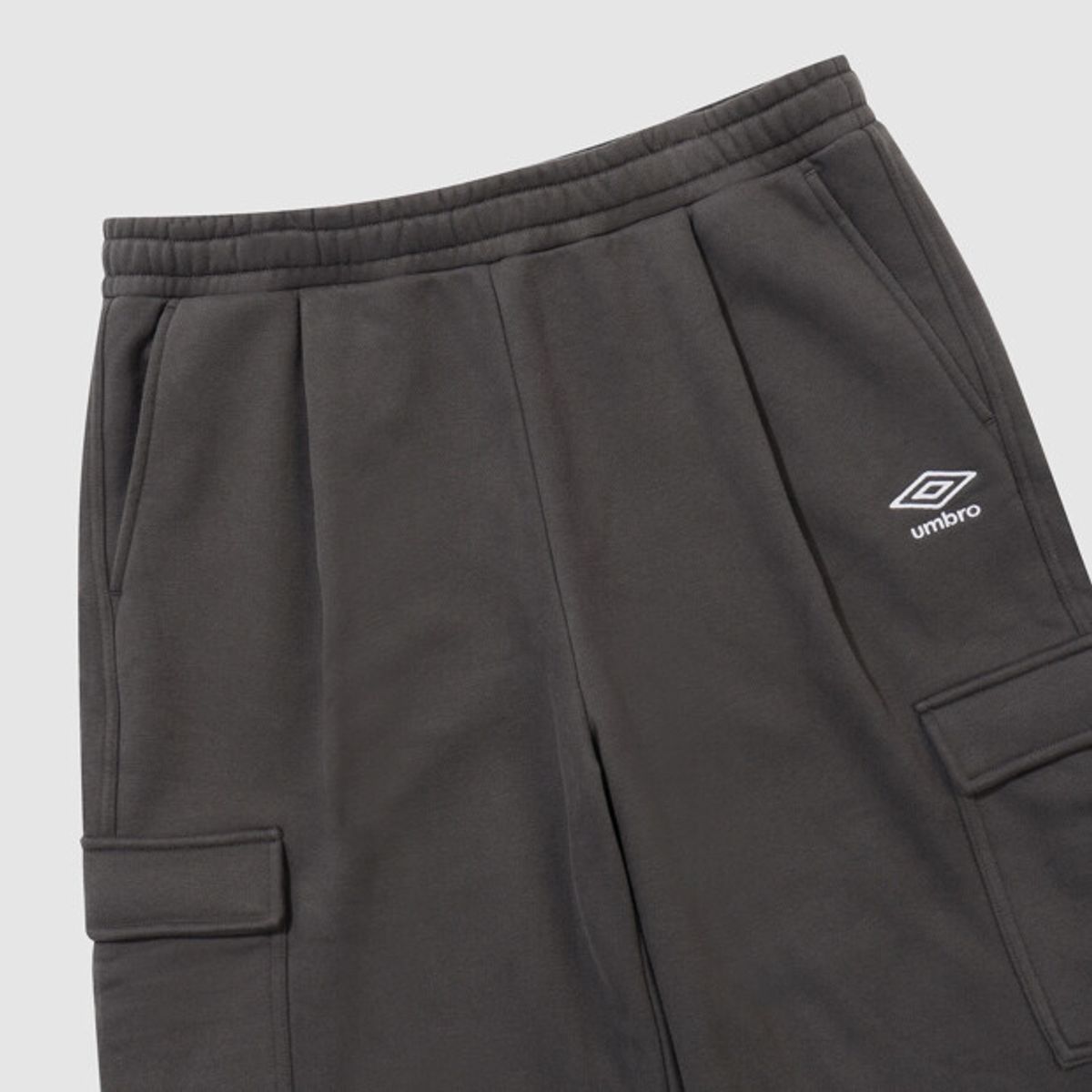 엄브로(UMBRO) 에센셜 기모 와이드 스트레이트 팬츠 챠콜 UR423CFPO3