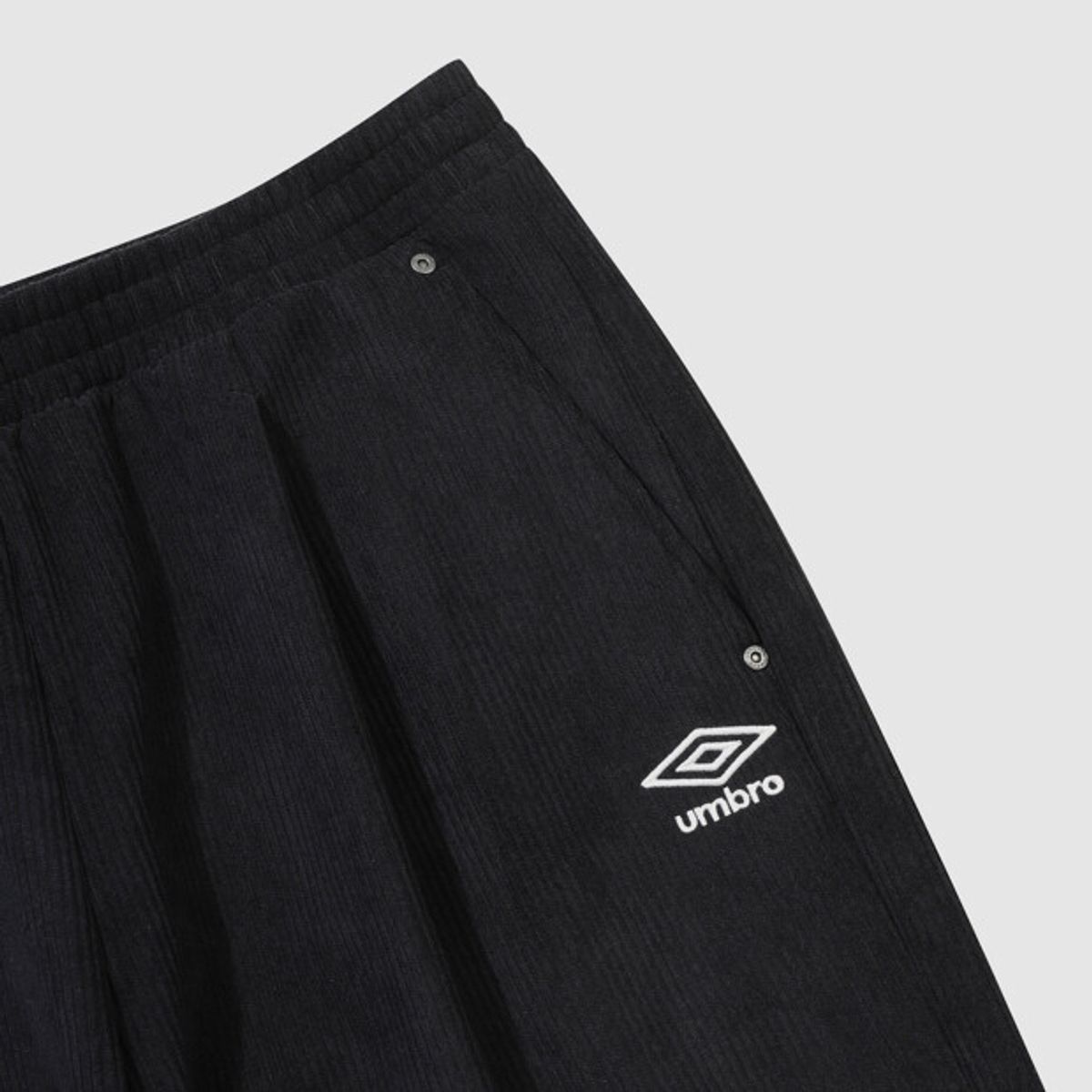 엄브로(UMBRO) 코듀로이 벌룬핏 팬츠 블랙 UR423CPTO3