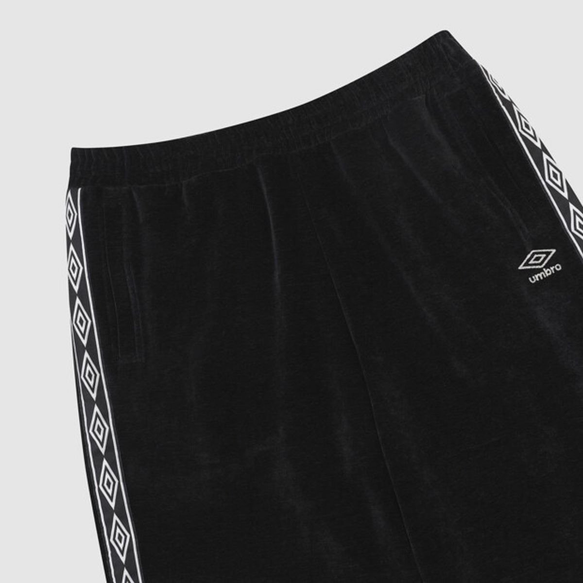 엄브로(UMBRO) 셔닐 블렌드 스트레이트 트랙 팬츠 블랙 UR423CFPN4