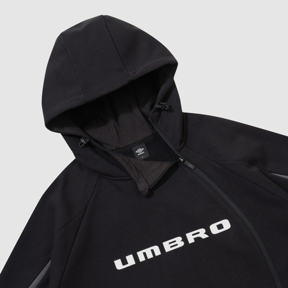 엄브로(UMBRO) 아이코닉 저지 트랙 후드 자켓 블랙 UR421SFTO8