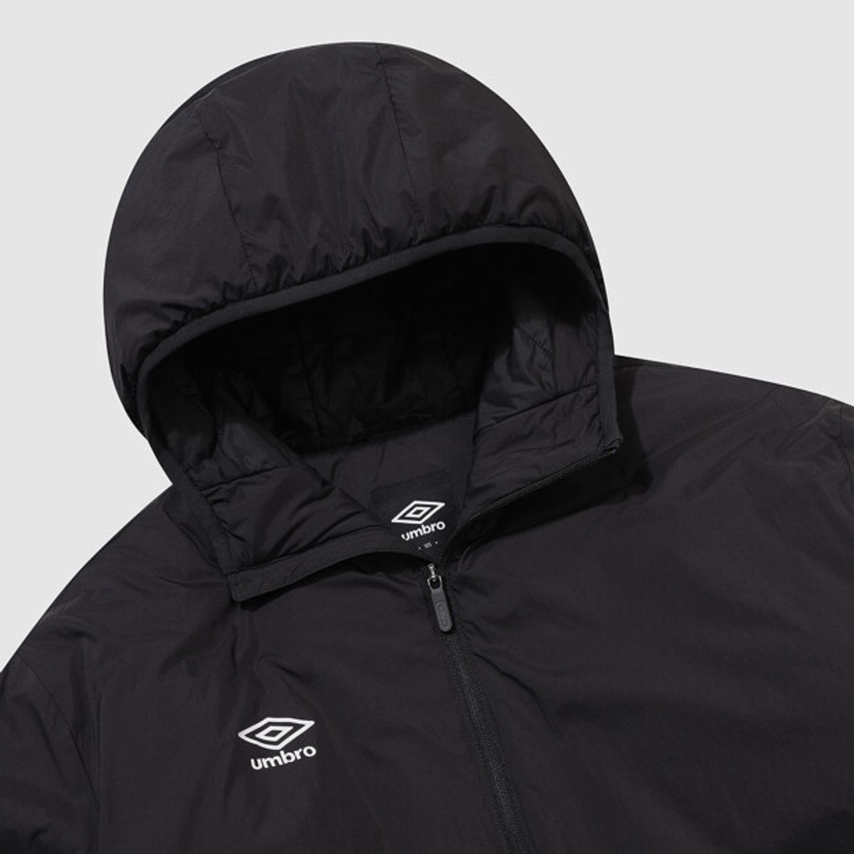 엄브로(UMBRO) 올라운드 후드형 경량 패딩 자켓 블랙 UR421SPJO1