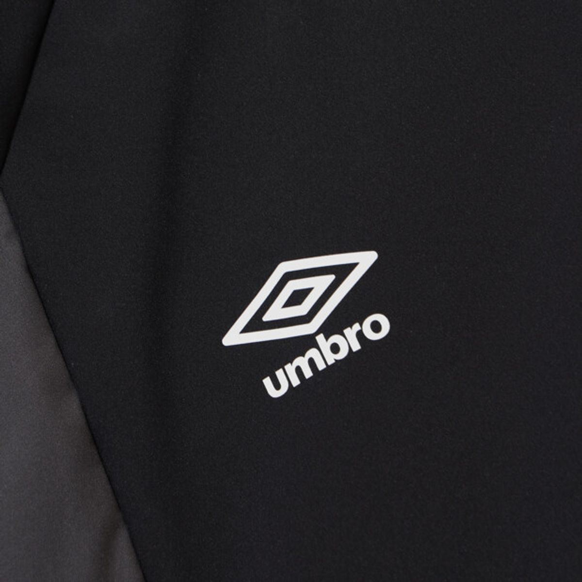 엄브로(UMBRO) PTR 인슐레이션 라운드넥 피스테 블랙 UR421SWTN8