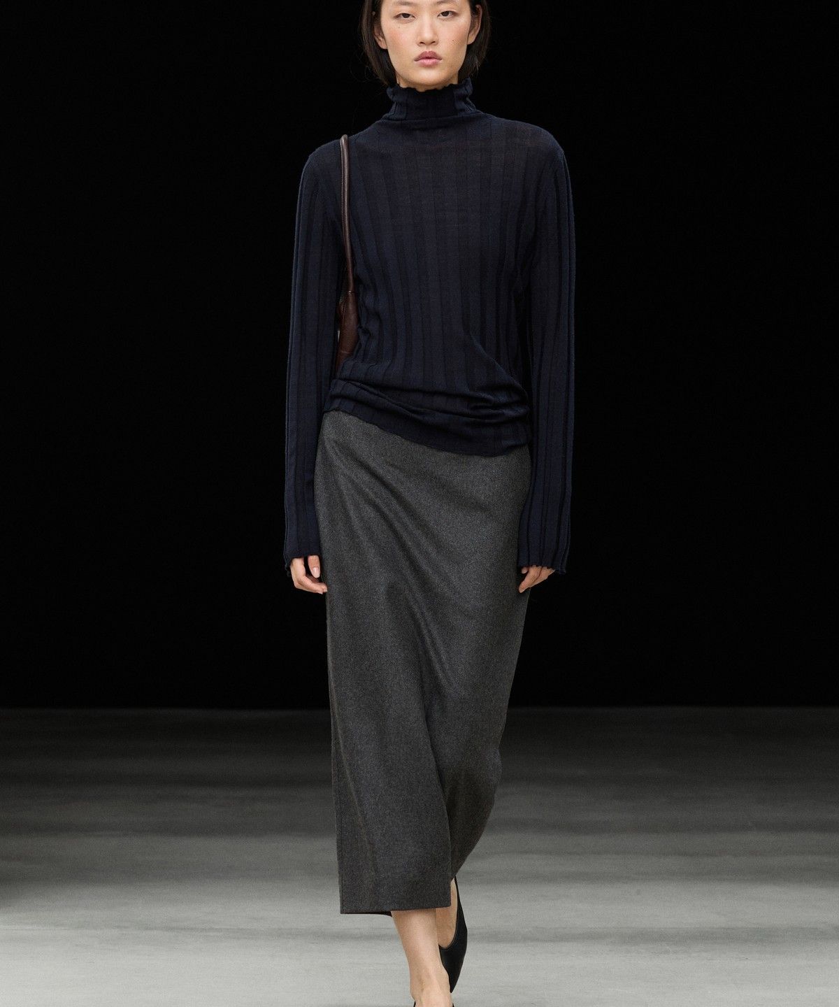 마시모두띠(MASSIMO DUTTI) 스웨이드 울 블렌드 스트레이트 미디 스커트