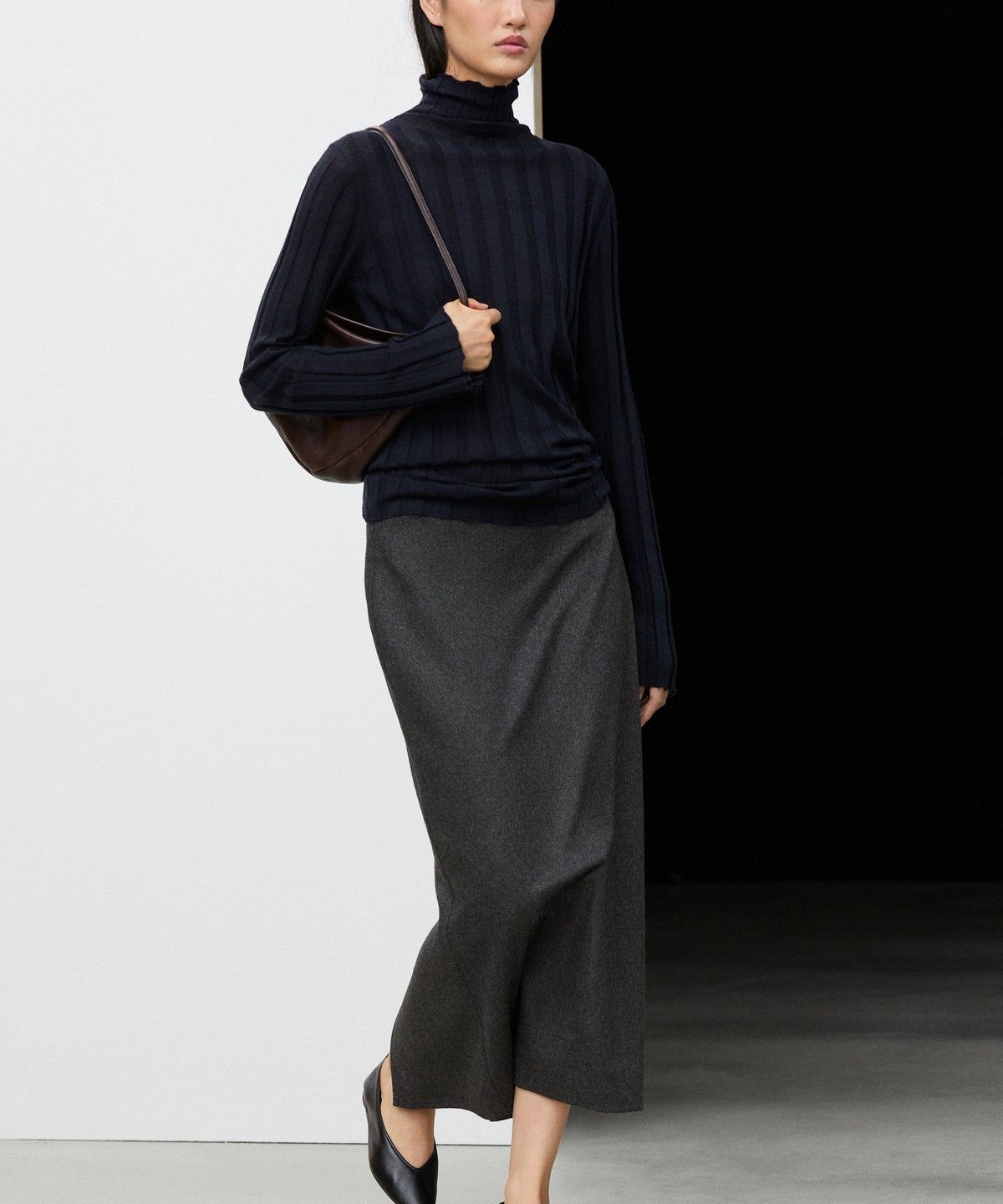 마시모두띠(MASSIMO DUTTI) 스웨이드 울 블렌드 스트레이트 미디 스커트