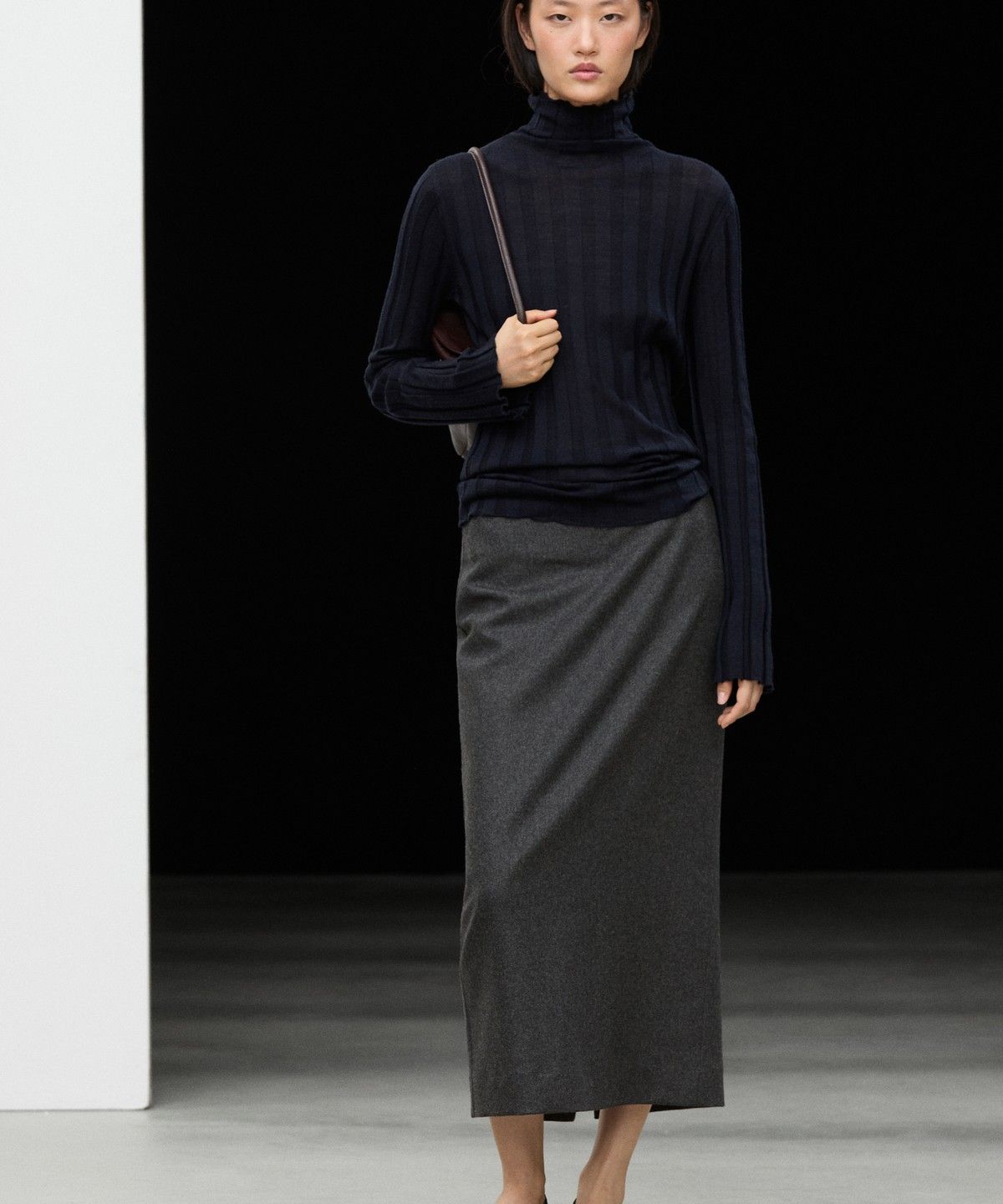 마시모두띠(MASSIMO DUTTI) 스웨이드 울 블렌드 스트레이트 미디 스커트