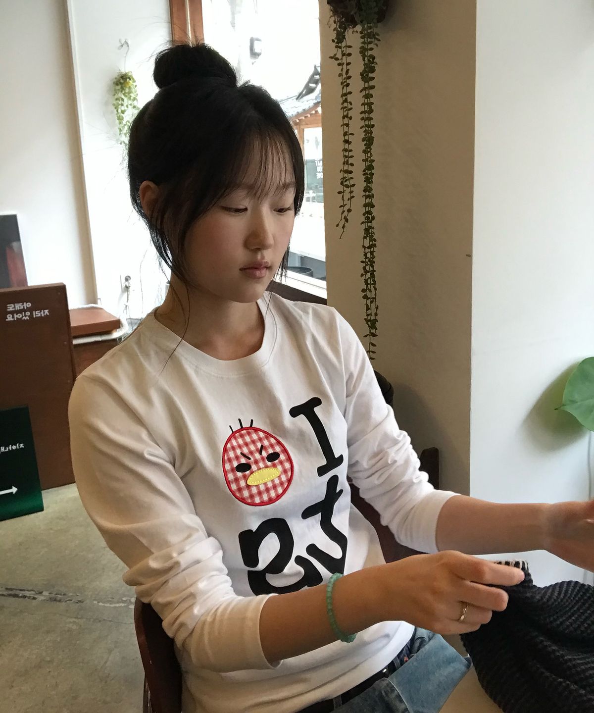 탄산마그네슘(TANSANMAGNESIUM) 안녕자두야X탄산 꼬꼬 롱슬리브 (화이트)