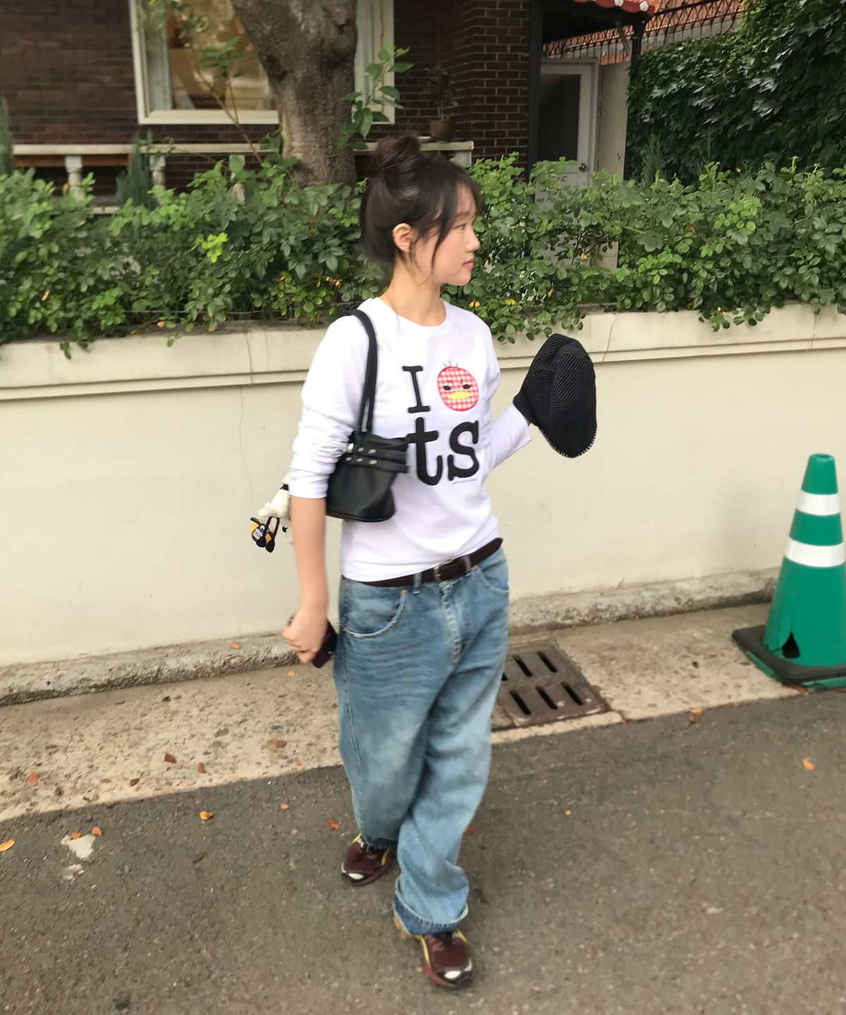 탄산마그네슘(TANSANMAGNESIUM) 안녕자두야X탄산 꼬꼬 롱슬리브 (화이트)