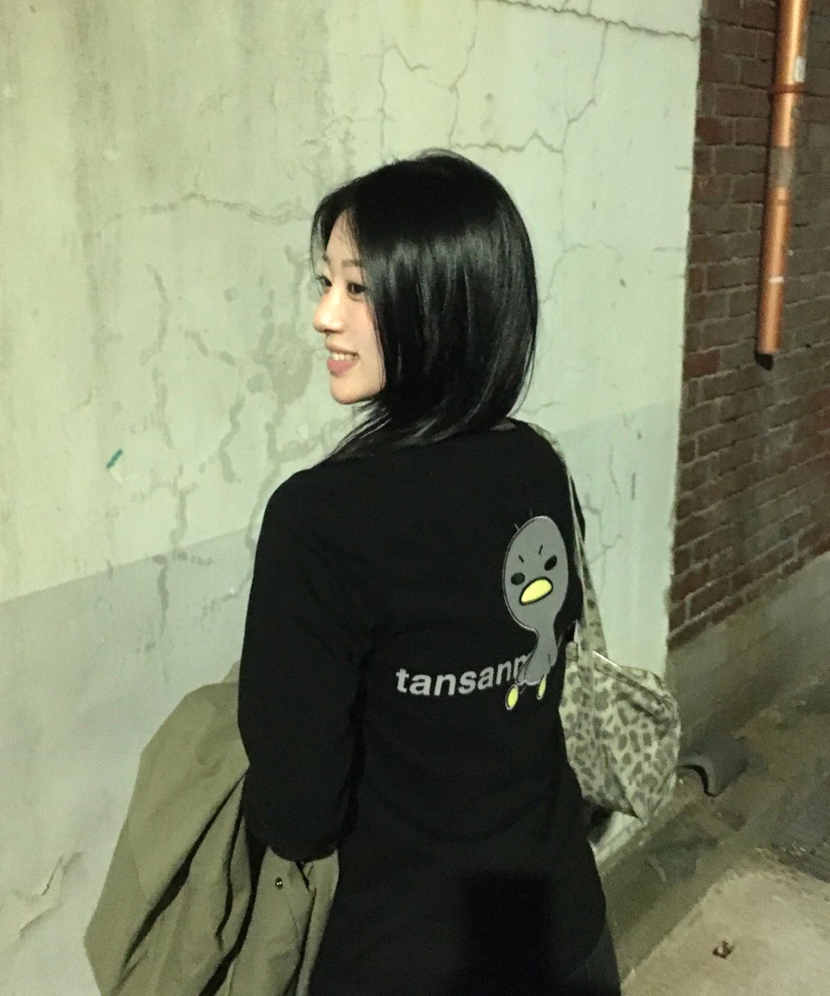 탄산마그네슘(TANSANMAGNESIUM) 안녕자두야X탄산 앉은 꼬꼬 롱슬리브 (블랙)