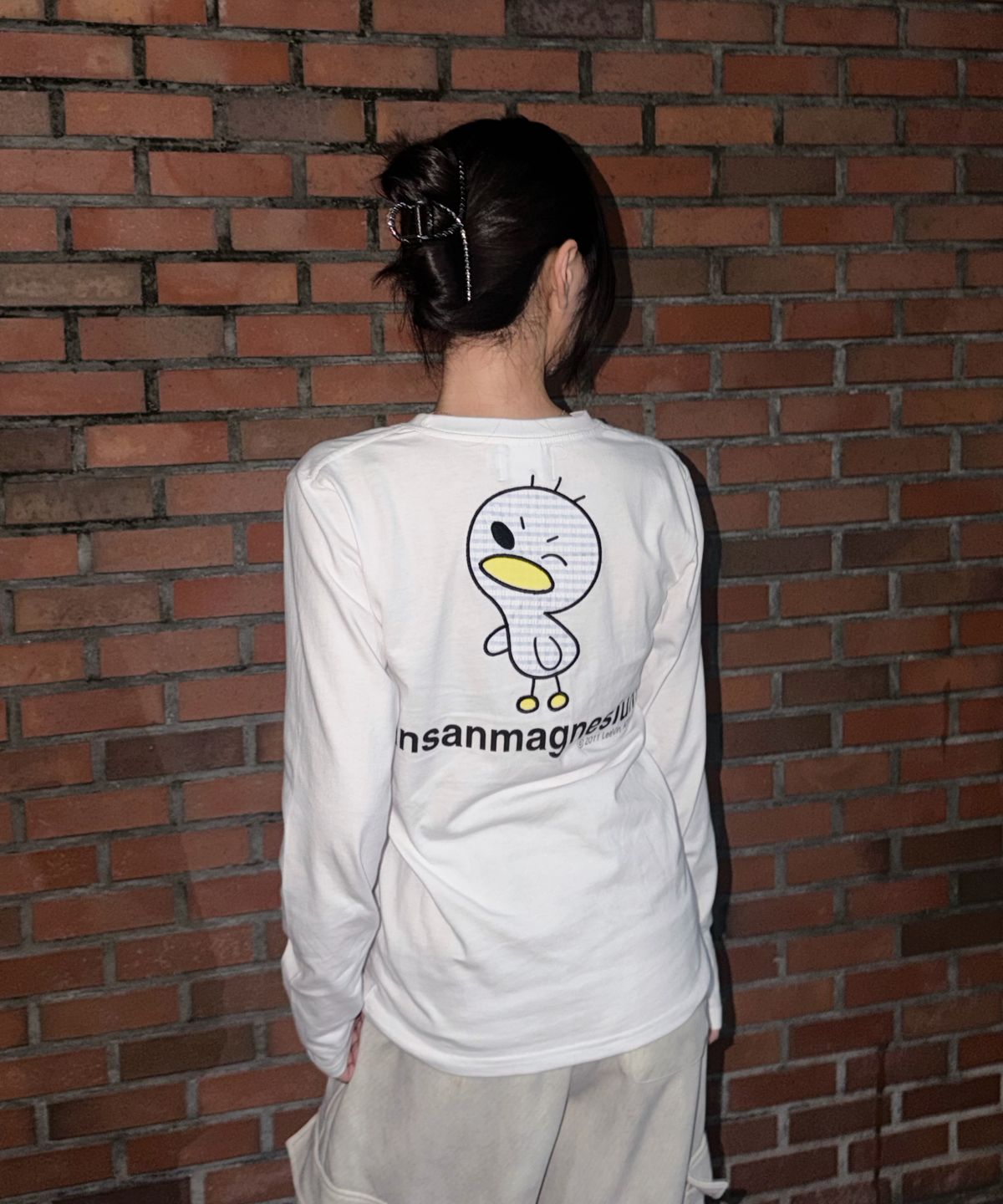 탄산마그네슘(TANSANMAGNESIUM) 안녕자두야X탄산 윙크 꼬꼬 롱슬리브 (화이트)