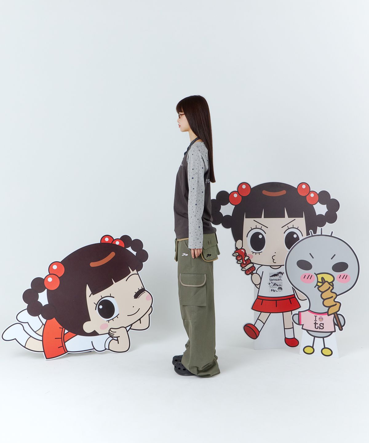 탄산마그네슘(TANSANMAGNESIUM) 안녕자두야X탄산 앉은 꼬꼬 롱슬리브 (그레이)