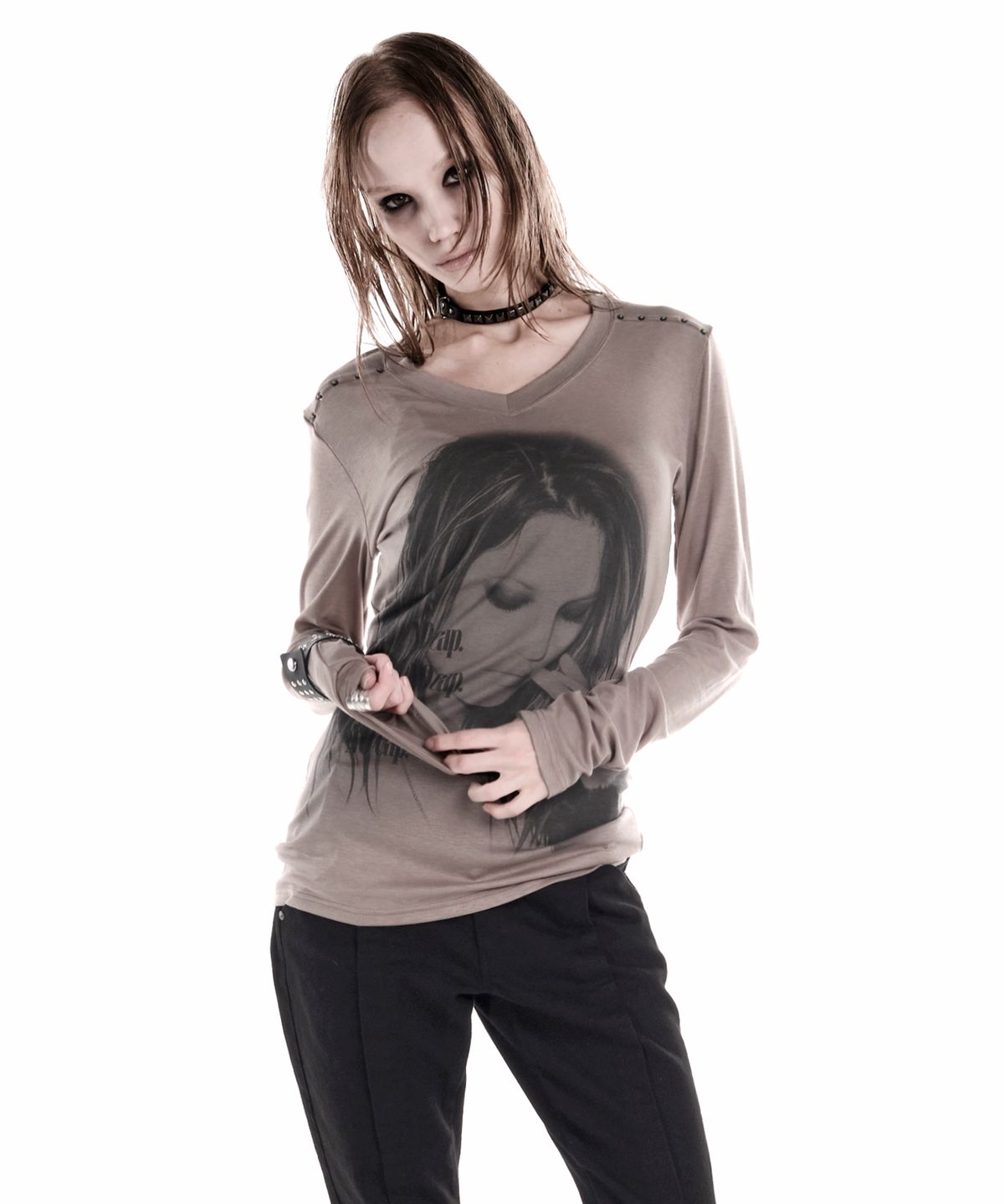 이양(EYANG) NO CAP V-NECK LONGSLEEVE TOP KHAKI