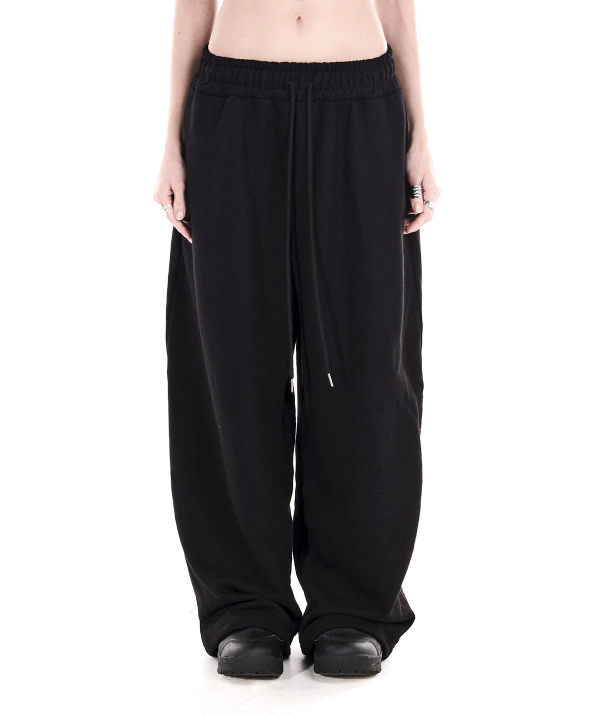 이양(EYANG) PARTY GIRL HOTFIX SET SWEATPANTS BLACK