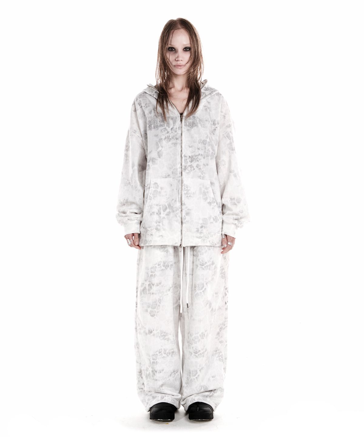 이양(EYANG) PARTY GIRL HOTFIX SET SWEATPANTS WHITE LEOPARD