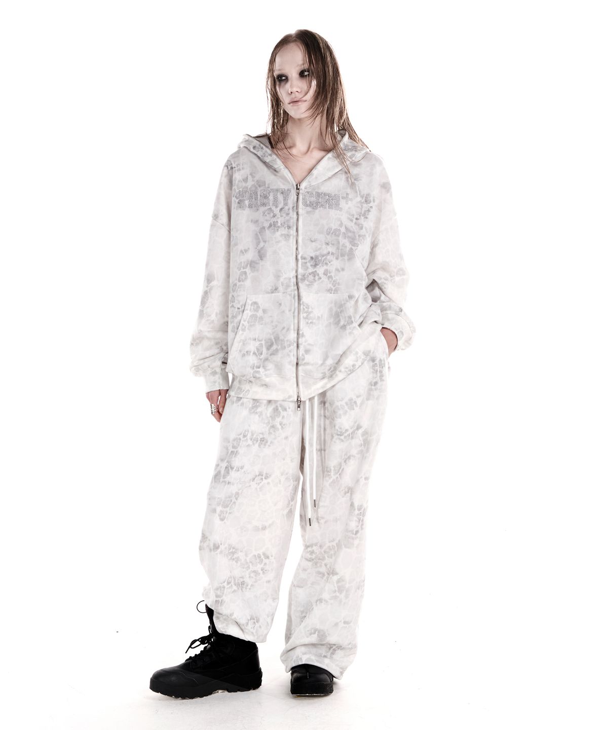 이양(EYANG) PARTY GIRL HOTFIX SET SWEATPANTS WHITE LEOPARD