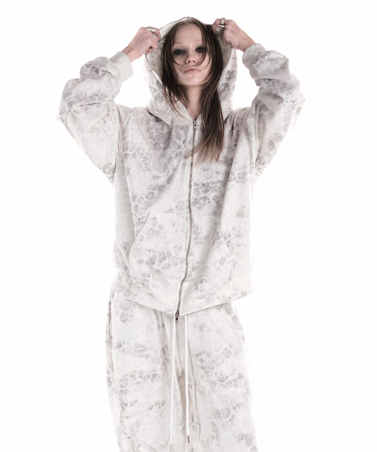 이양(EYANG) PARTY GIRL HOTFIX SET SWEATPANTS WHITE LEOPARD