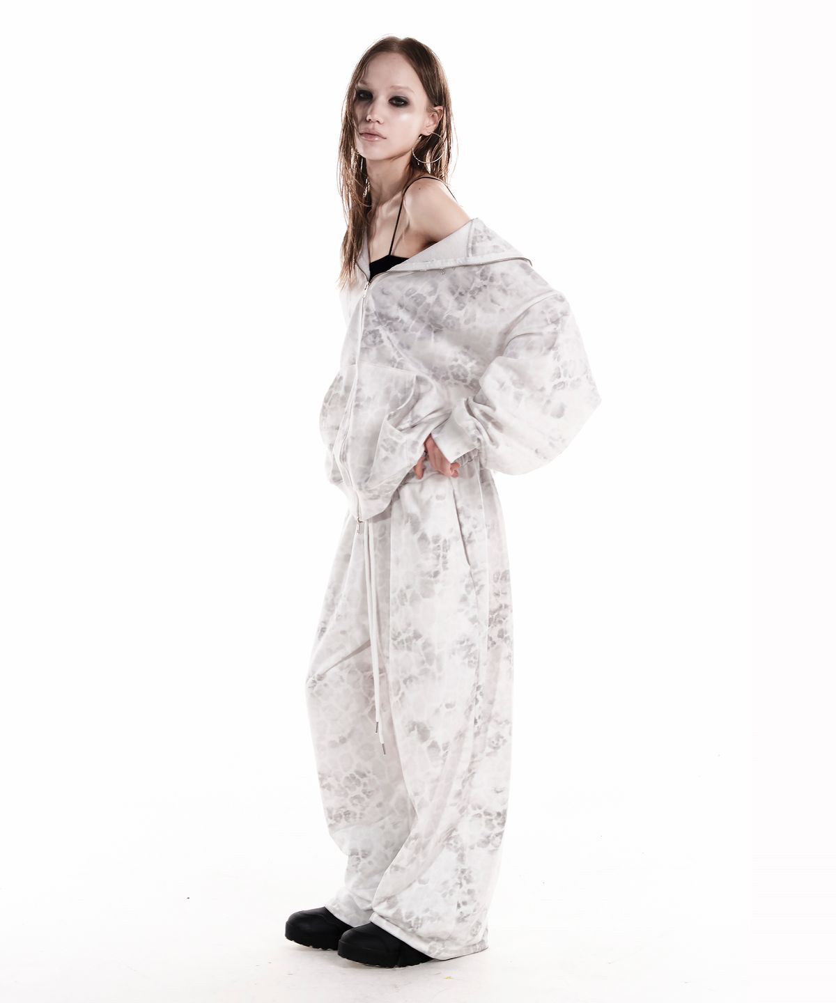 이양(EYANG) PARTY GIRL HOTFIX SET SWEATPANTS WHITE LEOPARD