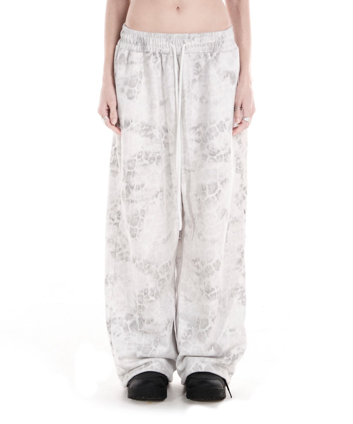 이양(EYANG) PARTY GIRL HOTFIX SET SWEATPANTS WHITE LEOPARD